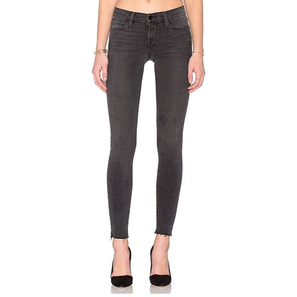 Frame Le Skinny De Jeanne with a Raw Hem, Faded Black/Dark Gray Color, Size 29